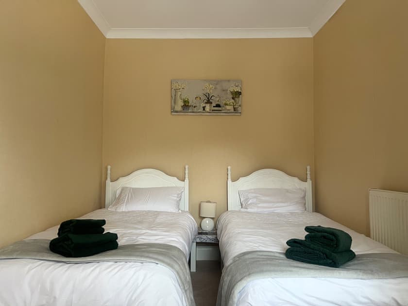 Twin bedroom | Gwenynen Fel Cottage, Burry Port