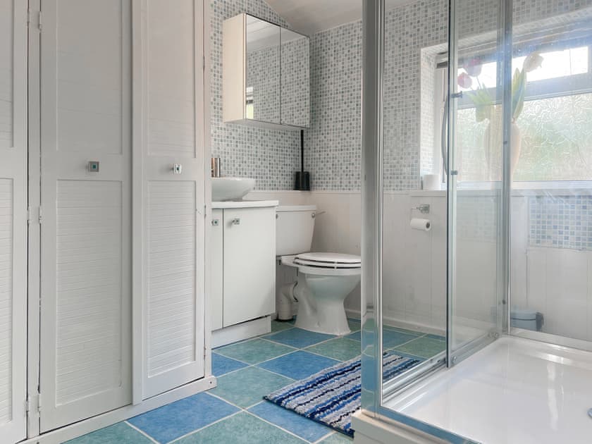 Bathroom | Gwenynen Fel Cottage, Burry Port