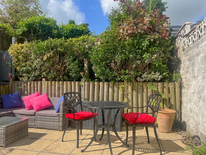 Sitting-out-area | Gwenynen Fel Cottage, Burry Port