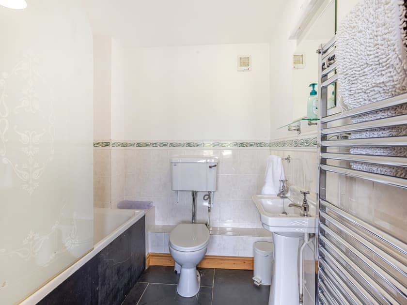 Bathroom | Smuggler’s Retreat - Smuggler’s Retreat and Atlantic House, Hartland Point