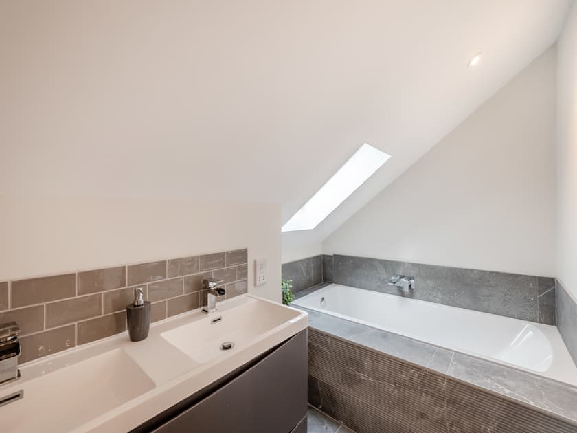 Bathroom | The Caddy’s Lodge - The Drive Cottages, Bamburgh