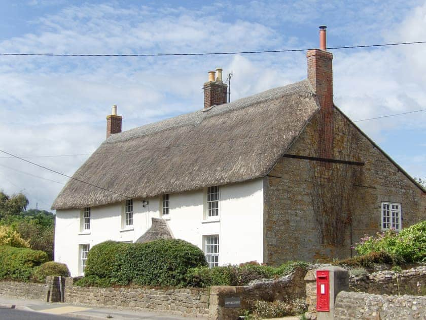 Comfortable and welcoming, thatched, detached former farmhouse | Park Farmhouse, Chideock, near Bridport