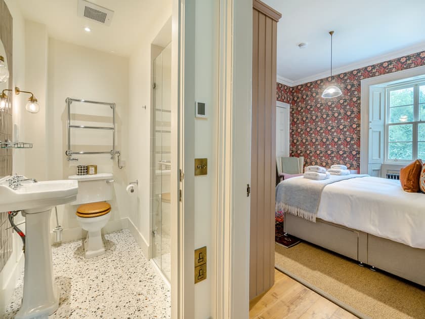 En-suite | Baillies Cottage - Croiscrag Lodge, Rannoch, near Pitlochry