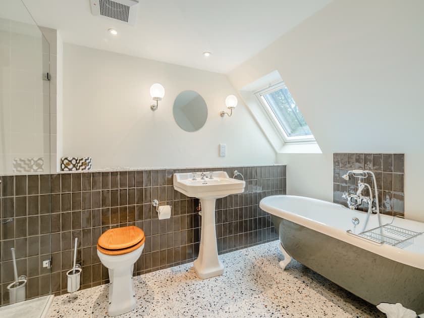Bathroom | Baillies Cottage - Croiscrag Lodge, Rannoch, near Pitlochry
