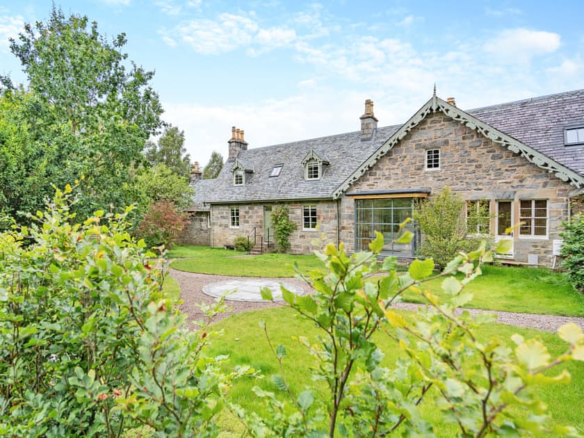 Exterior | Baillies Cottage - Croiscrag Lodge, Rannoch, near Pitlochry