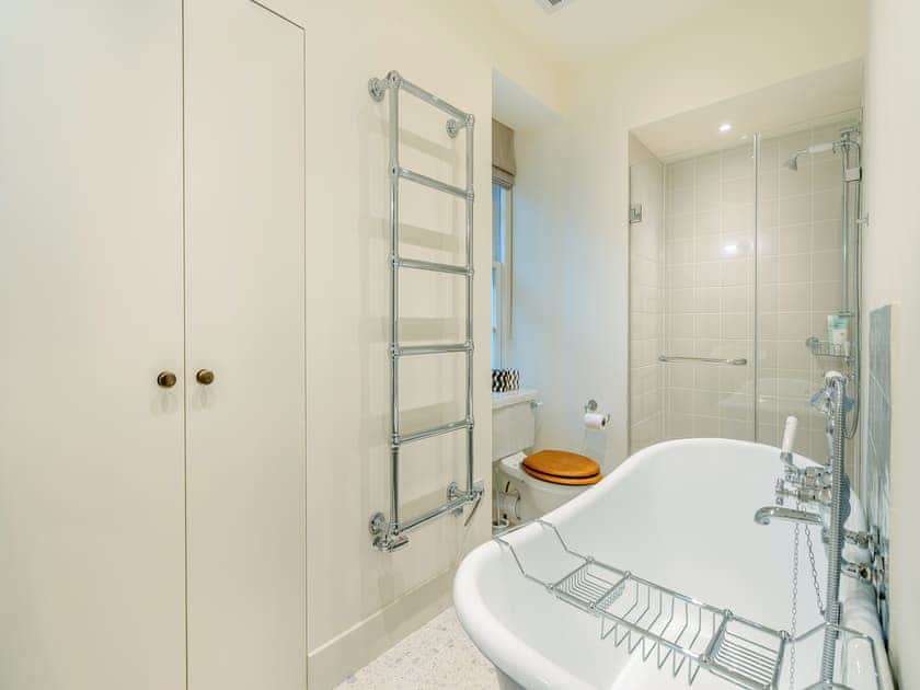 Bathroom | Wardens Cottage - Croiscrag Lodge, Rannoch, near Pitlochry