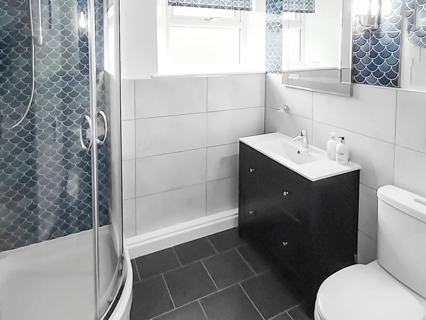 Ensuite master bathroom | Tregarrek, Helston & The lizard