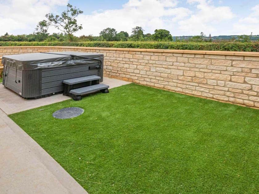 Jacuzzi | Bears Court Unit 1 - Bears Court, Little Rissington