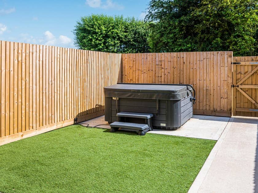 Hot tub | Bears Court Unit 7 - Bears Court, Little Rissington