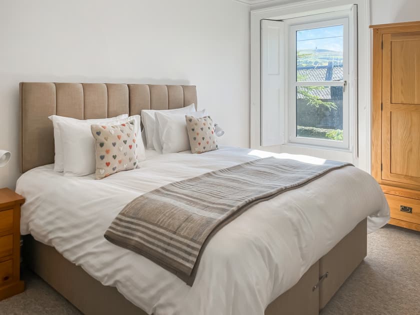 Double bedroom | West Nevay Farm House, Newtyle, near Blairgowrie