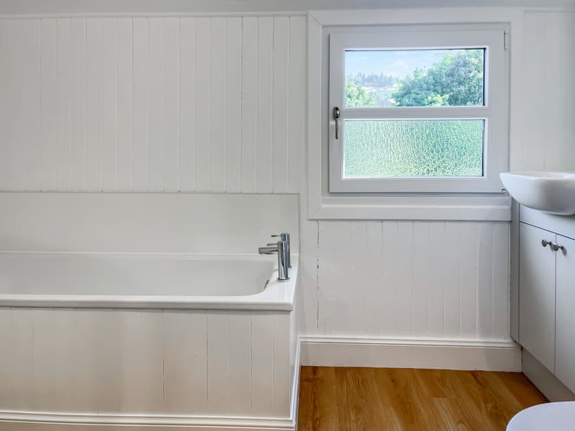 Bathroom | West Nevay Farm House, Newtyle, near Blairgowrie