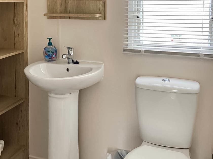 Bathroom | Farne Lodge, Berwick-Upon-Tweed