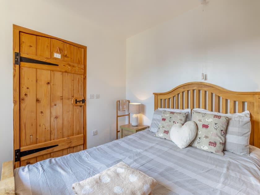 Double bedroom | Higher Churchtown Farm - Kettle’s On - Higher Churchtown Farm Barns, Tresmeer, near Launceston
