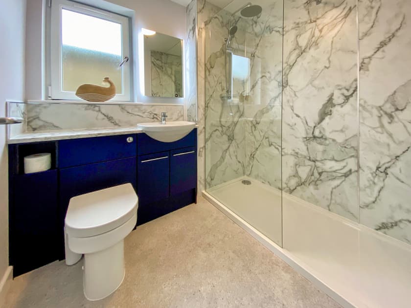 Bathroom | Broad Holidays - Townhouse - Broad Street Gardens Apartments, All Orkney Islands