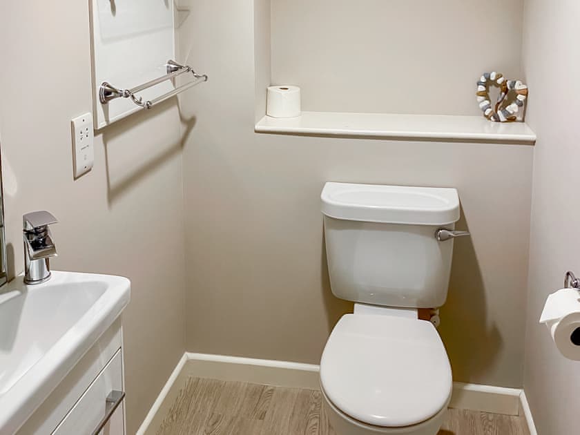 Bathroom | Broad Holidays - Townhouse - Broad Street Gardens Apartments, All Orkney Islands