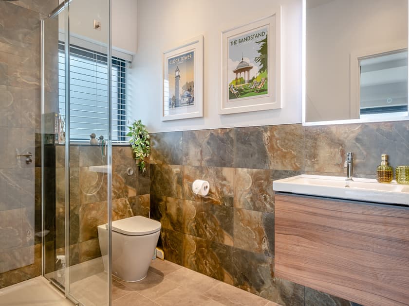 En-suite | Monument House, Totland