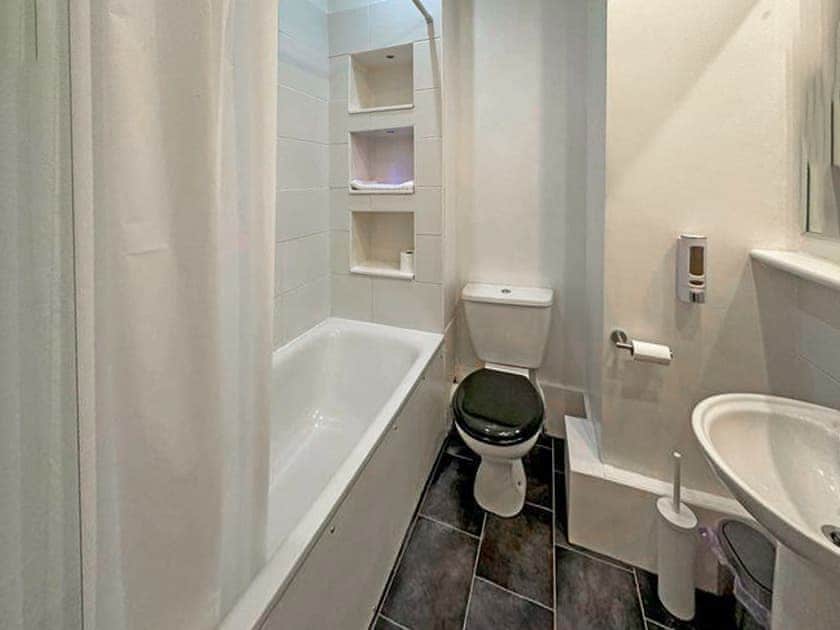Bathroom | AzZule Apartment by the sea, Tynemouth, near Newcastle Upon Tyne