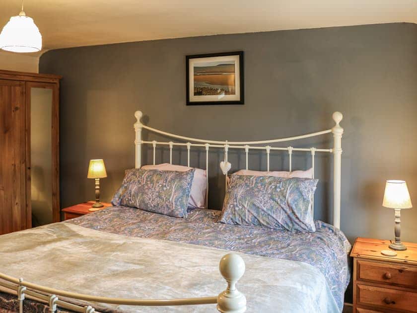 Double bedroom | Carols Cottage, Llanrug, near Caernarfon