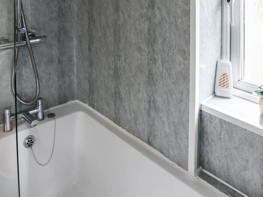Bathroom | Carols Cottage, Llanrug, near Caernarfon