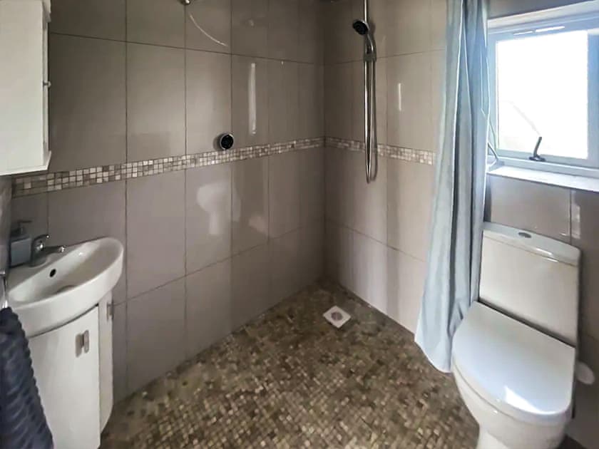 Bathroom | North Norfolk Holiday Barns  - Field View - North Norfolk Holiday Barns, Wormegay