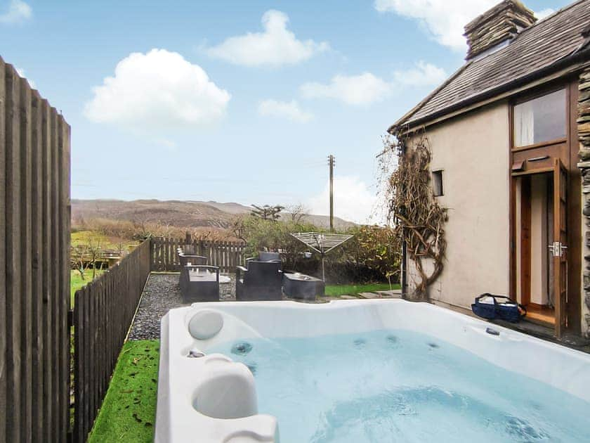 Hot tub | Stablgoch - Rhiw Goch Cottages, Penrhyndeudraeth, near Porthmadog