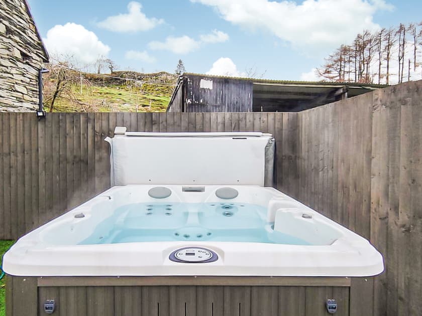 Hot tub | Stablgoch - Rhiw Goch Cottages, Penrhyndeudraeth, near Porthmadog