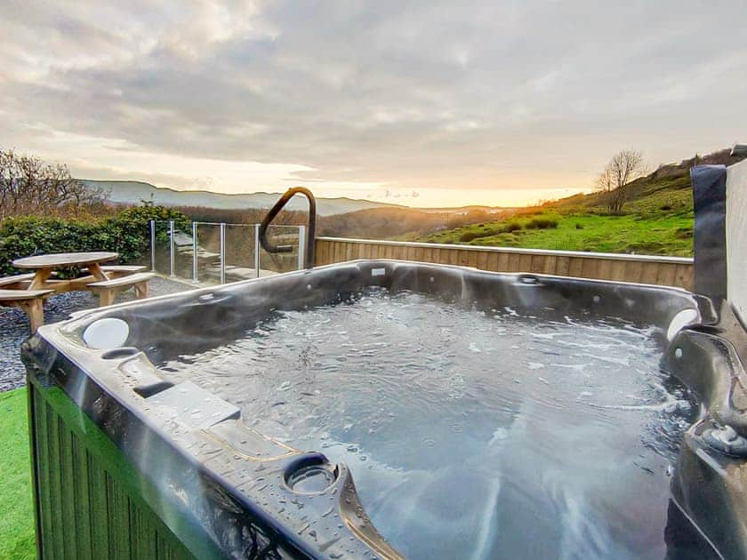 Hot tub | Rhiw Goch - Rhiw Goch Cottages, Penrhyndeudraeth, near Porthmadog