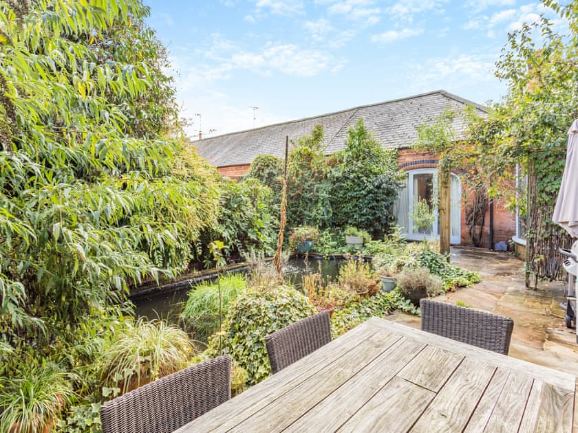 Sitting-out-area | Farndon Grange, East Farndon