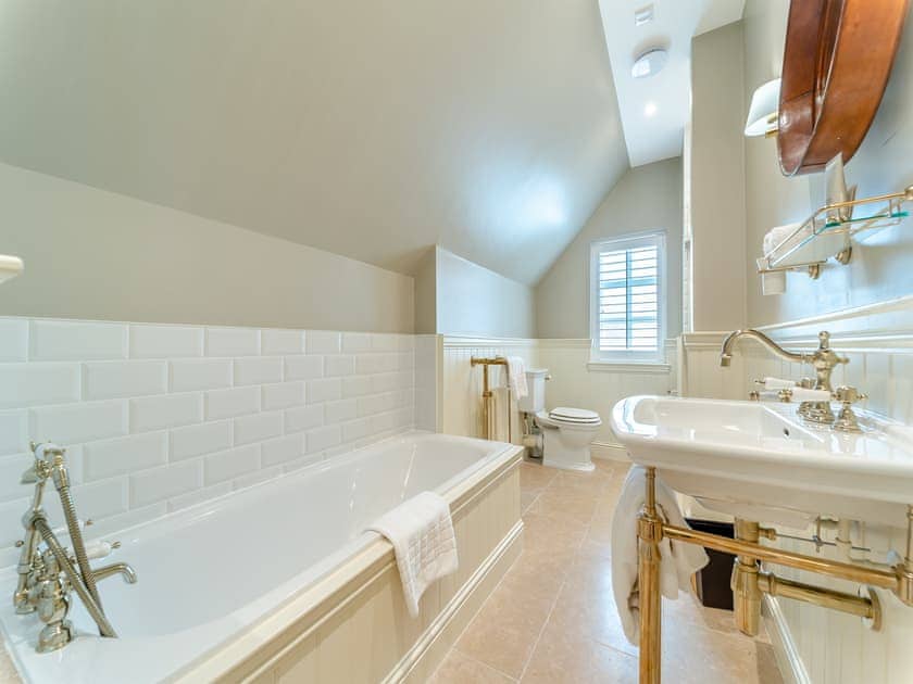 Bathroom | Royal Aberdeen - Lands of Turnberry Cottage, Turnberry
