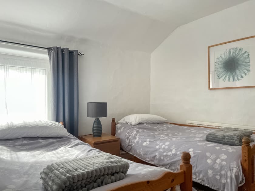 Twin bedroom | Taff’s Well Cottage, Taff’s Well, near Cardiff