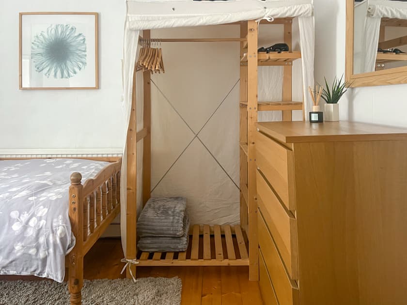 Twin bedroom | Taff’s Well Cottage, Taff’s Well, near Cardiff