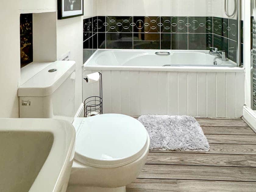 Bathroom | Oak Tree Barn - Oak Tree Holiday Lets, Otterburn