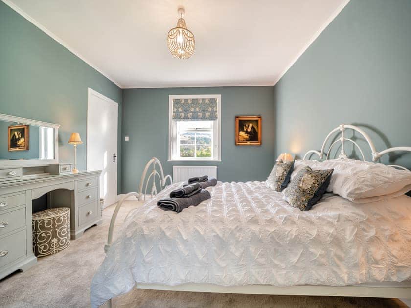 King size bedroom  | North Lodge, Colintraive