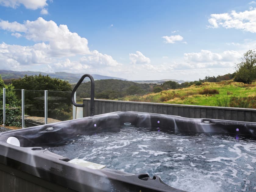 Hot tub | Rhiw Goch - Rhiw Goch Cottages, Penrhyndeudraeth, near Porthmadog