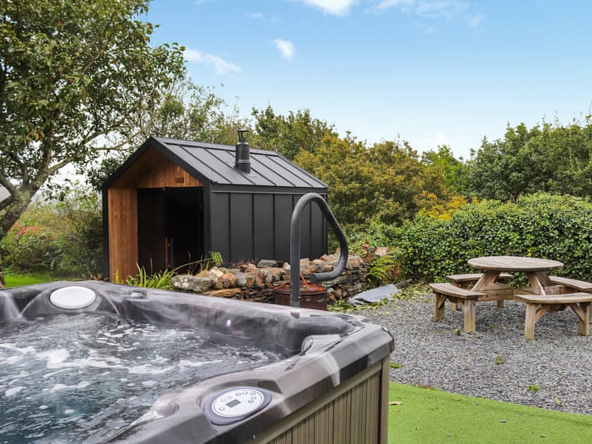 Hot tub | Rhiw Goch - Rhiw Goch Cottages, Penrhyndeudraeth, near Porthmadog