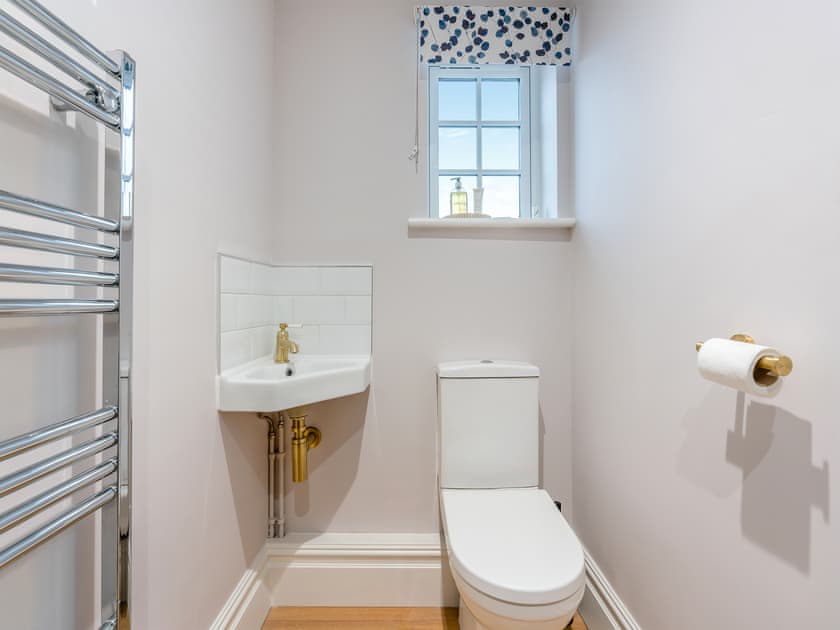 Bathroom | Glossop Cottage, Whitby