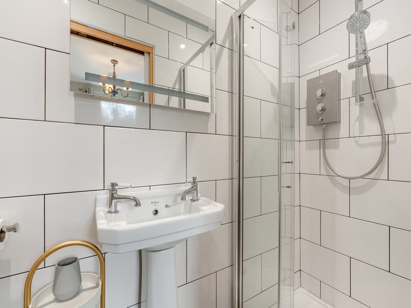 Bathroom | Glossop Cottage, Whitby