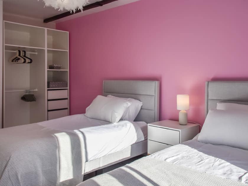 Twin bedroom | Barn Court, Rackheath, near Wroxham