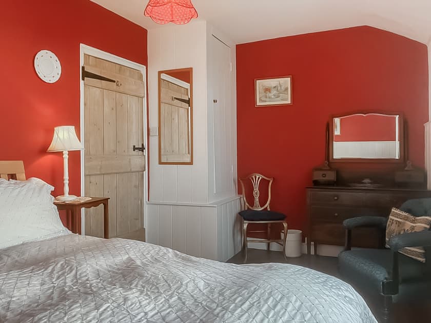 Delightfully-furnished double bedroom | Downhouse Cottage - Downhouse Cottages, Trebarwith, near Delabole
