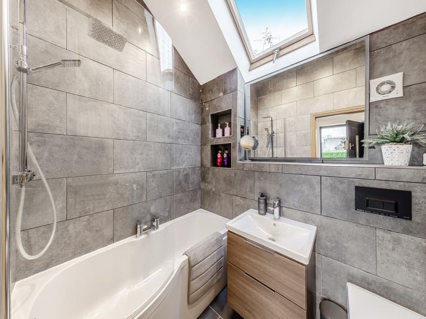 Bathroom | The Oaks, Llangollen