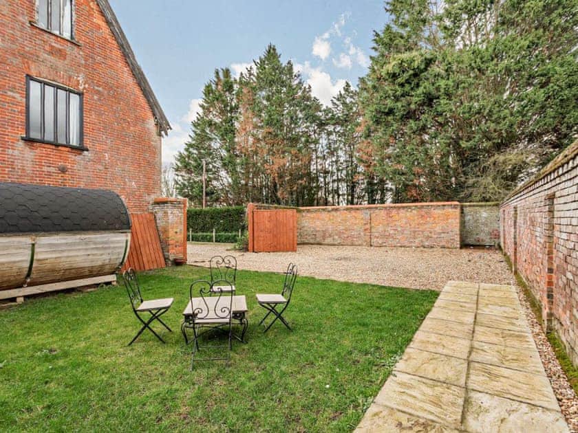 Sitting-out-area | The Pool House - Waterloo Place, Tibenham