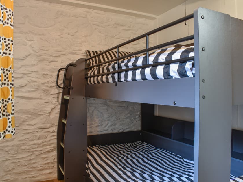 Bunk bedroom | Byre Cottage, Fowey