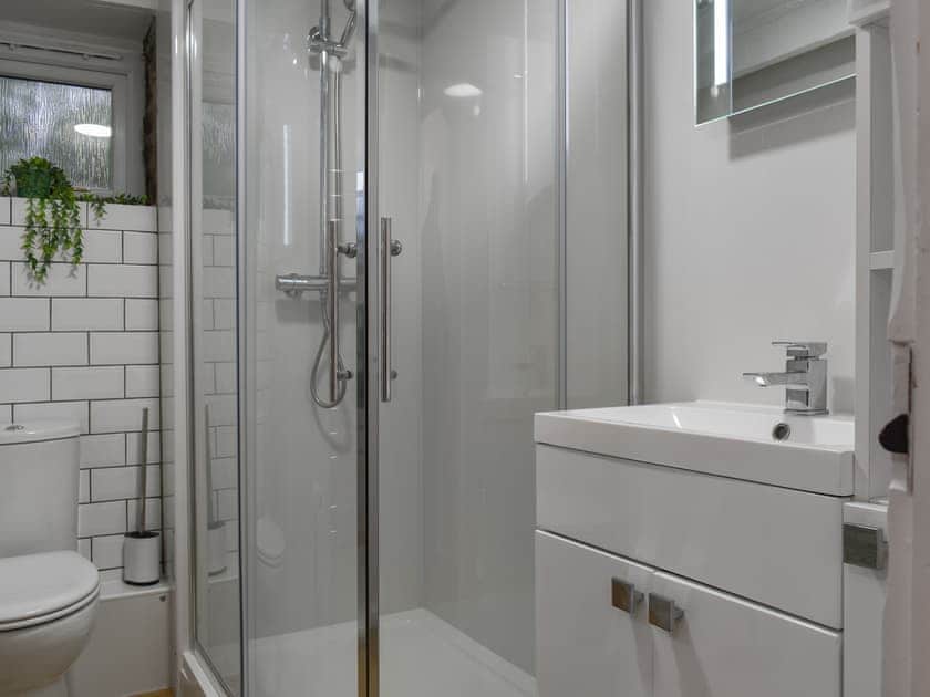 Shower room | Byre Cottage, Fowey