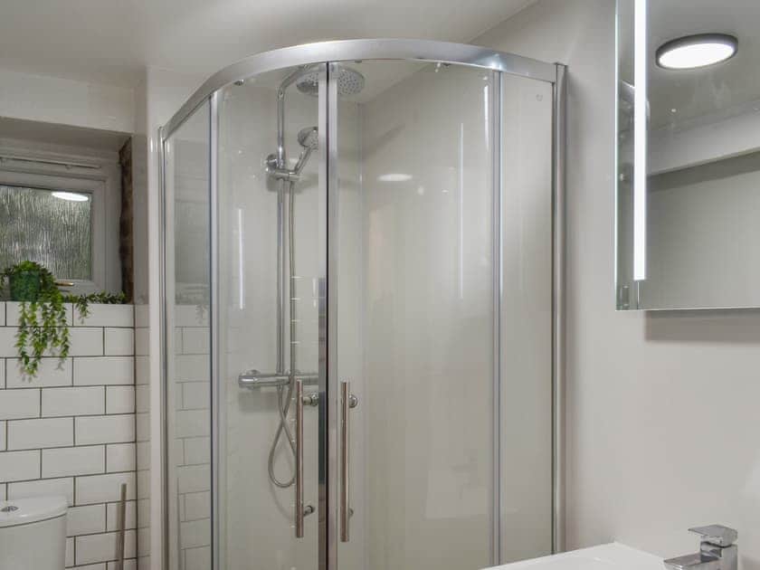 Shower room | Byre Cottage, Fowey