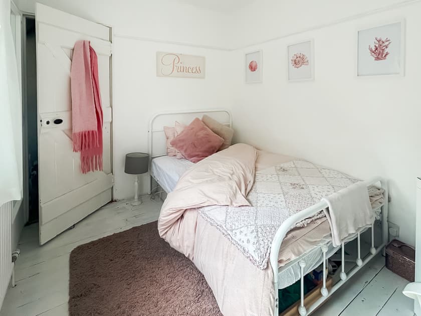 Small double bedroom  | Ebford Court, Exeter