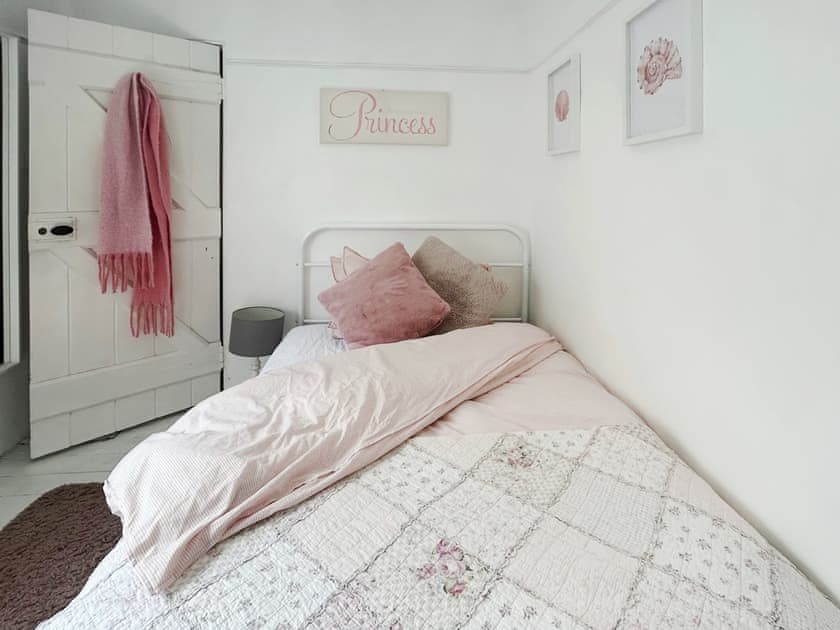 Small double bedroom  | Ebford Court, Exeter
