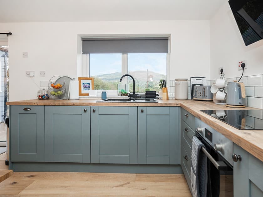 Kitchen/diner | Pencefn Cottage, Pentir, near Snowdonia in Llanberis