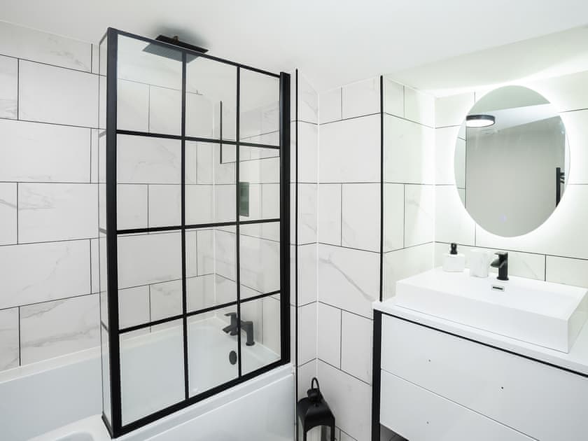 Bathroom | Pencefn Cottage, Pentir, near Snowdonia in Llanberis