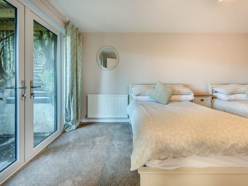 Twin bedroom | Plas Bach Cottage, Llandeilo