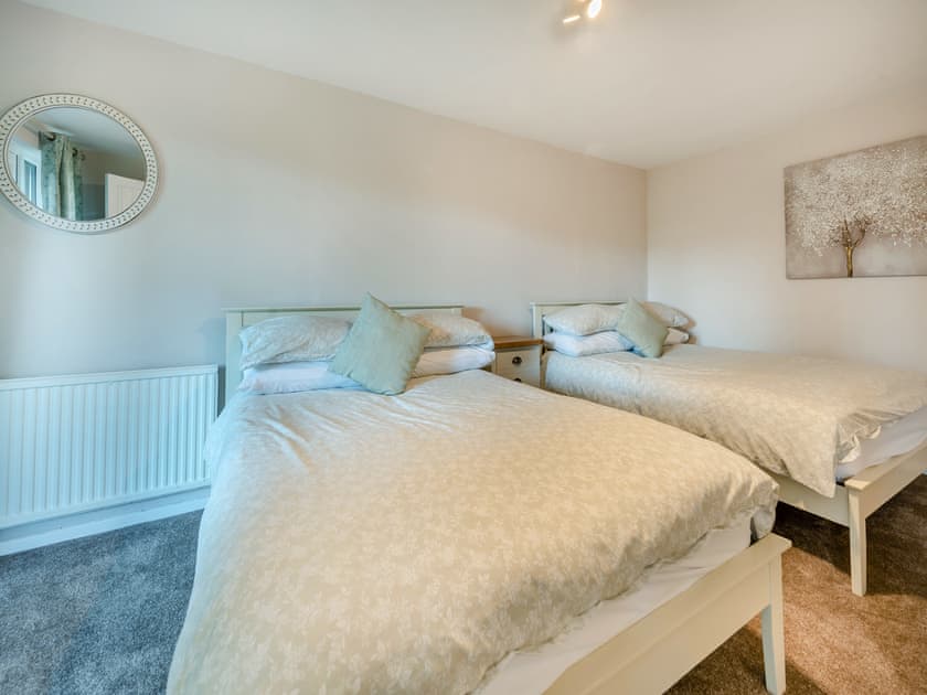Twin bedroom | Plas Bach Cottage, Llandeilo